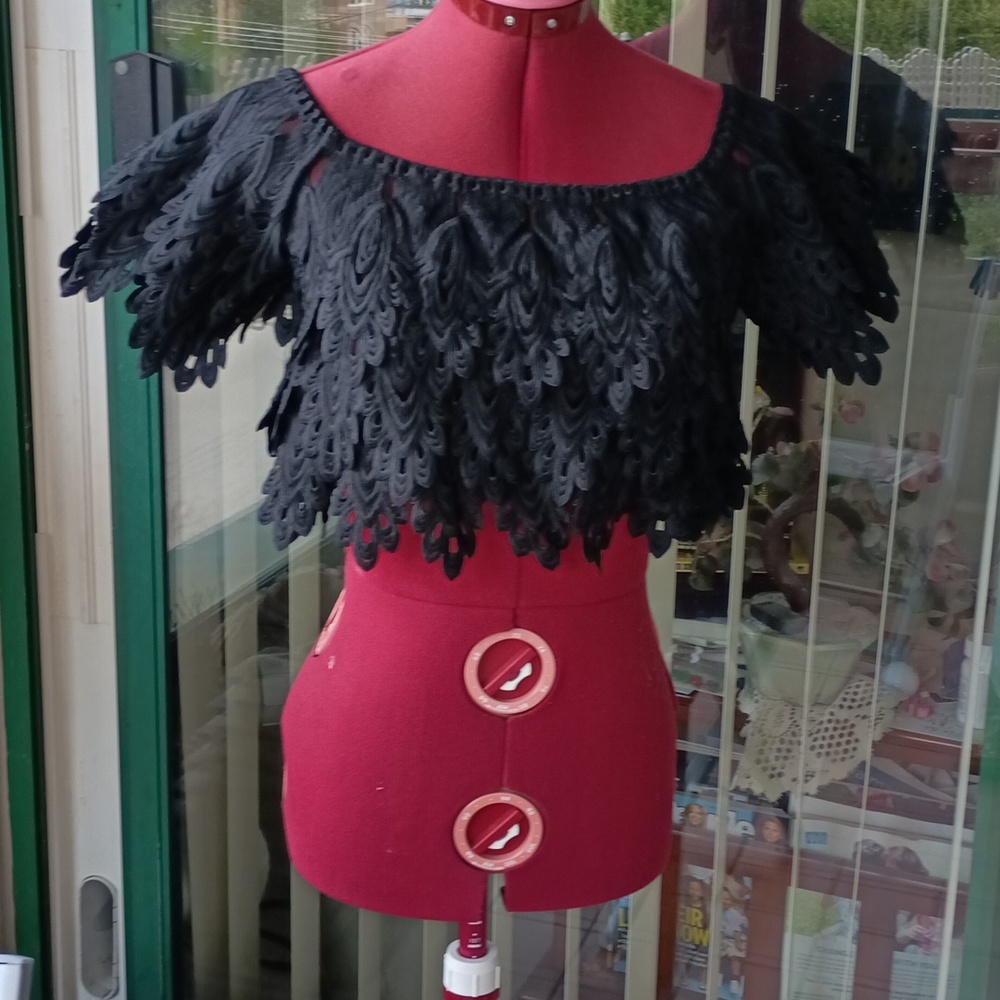 SIGNATURE NWT -S/M SCALLOP CROP TOP